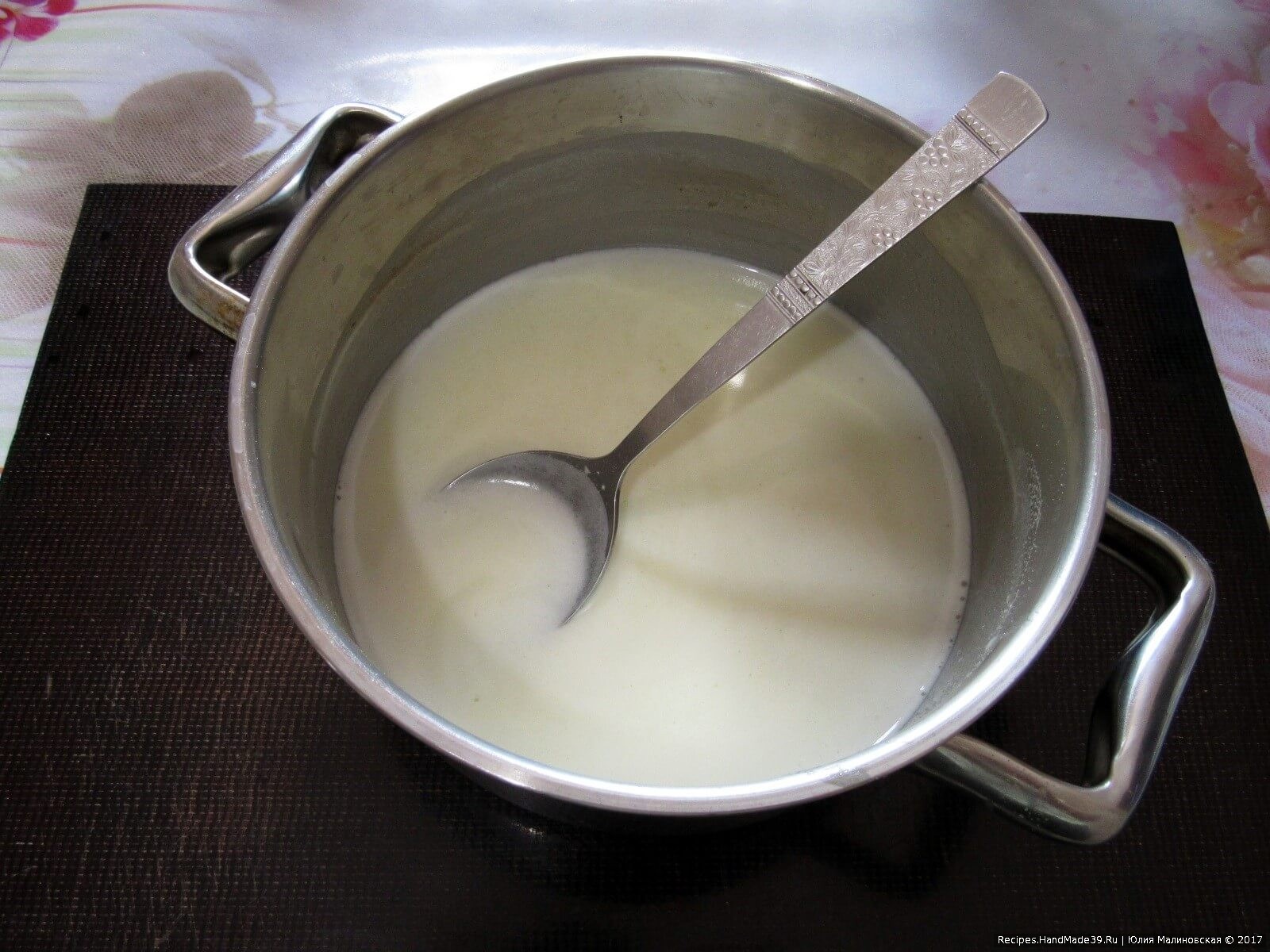 В кастрюльку влить молоко, всыпать агар и сахар, оставить на 20 минут