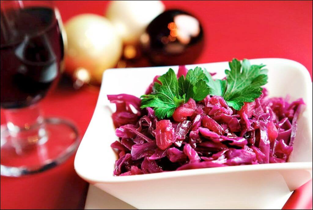 Тушёная красная капуста с яблоками