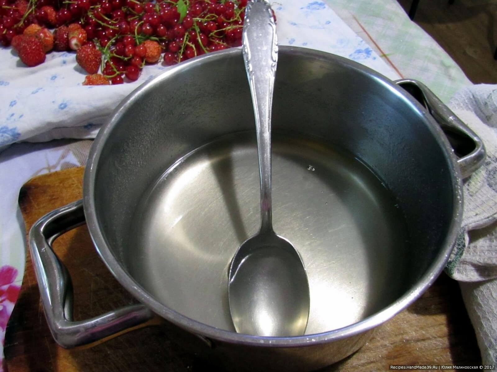 Приготовление желе с ягодами: в кастрюльку с толстым дном всыпать сахар, влить воду и добавить агар. Оставить на 20 мин