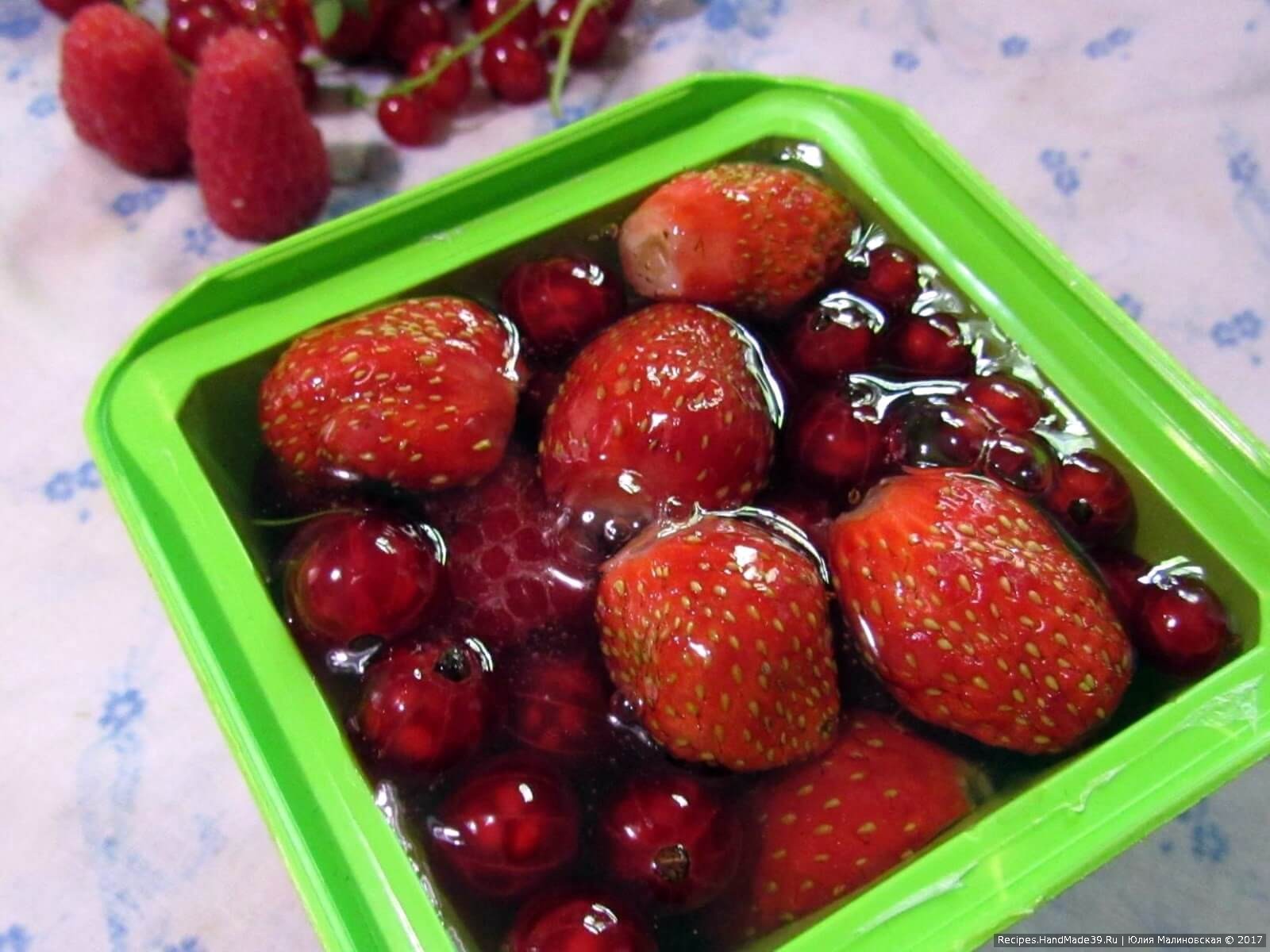 Сверху заполнить ягодами, залить желе и вынести на холод