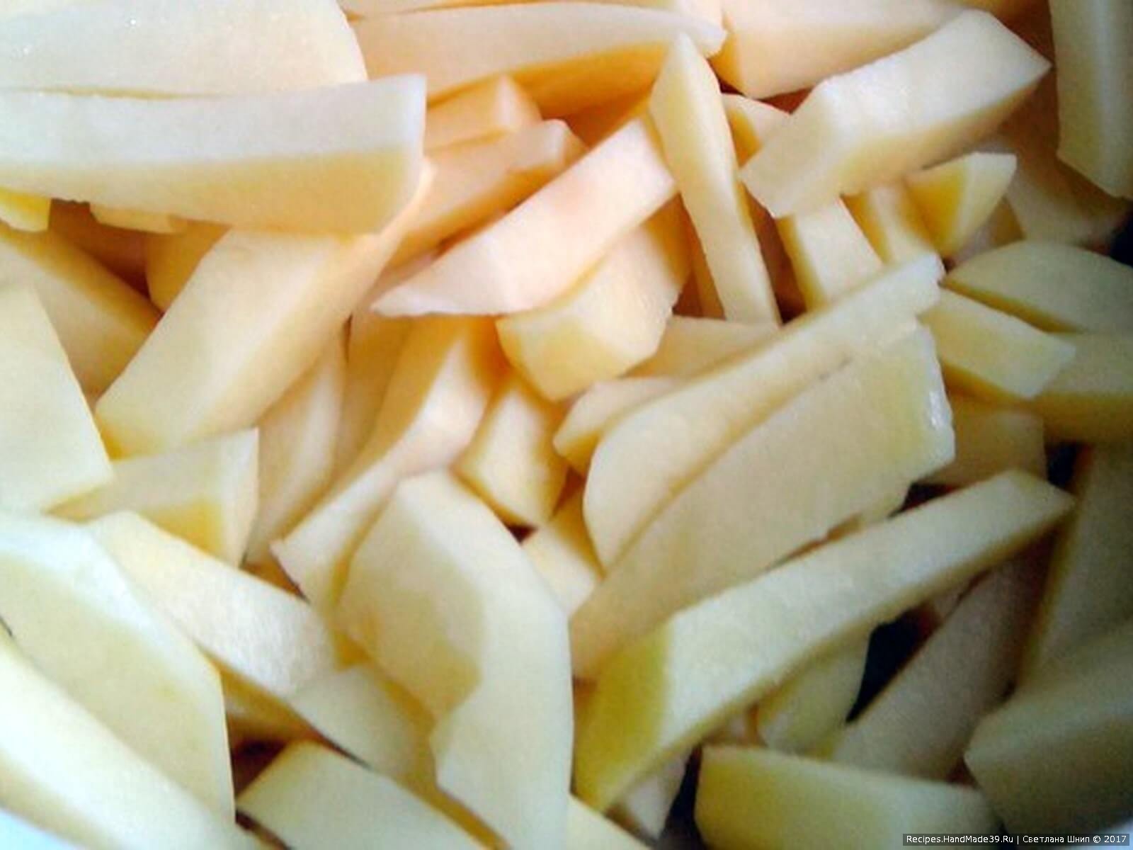Приготовление запеканки: картофель вымыть, очистить и нарезать брусочками