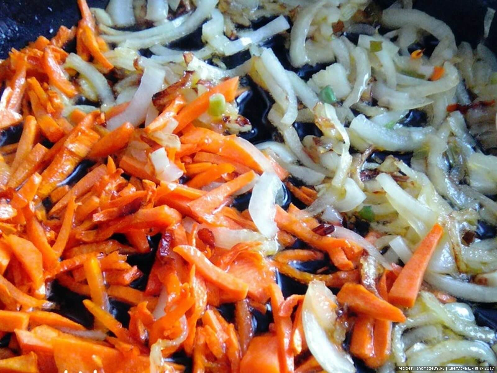 Обжарить лук и морковь на подсолнечном масле