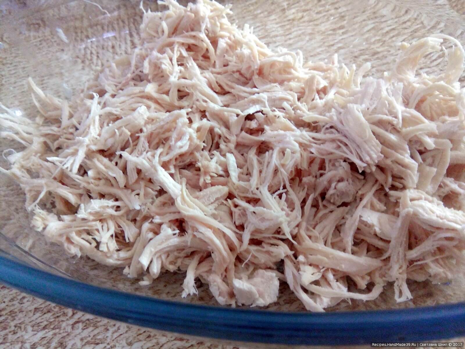 Куриное мясо отварить до готовности и тонко нарезать или разобрать на волокна