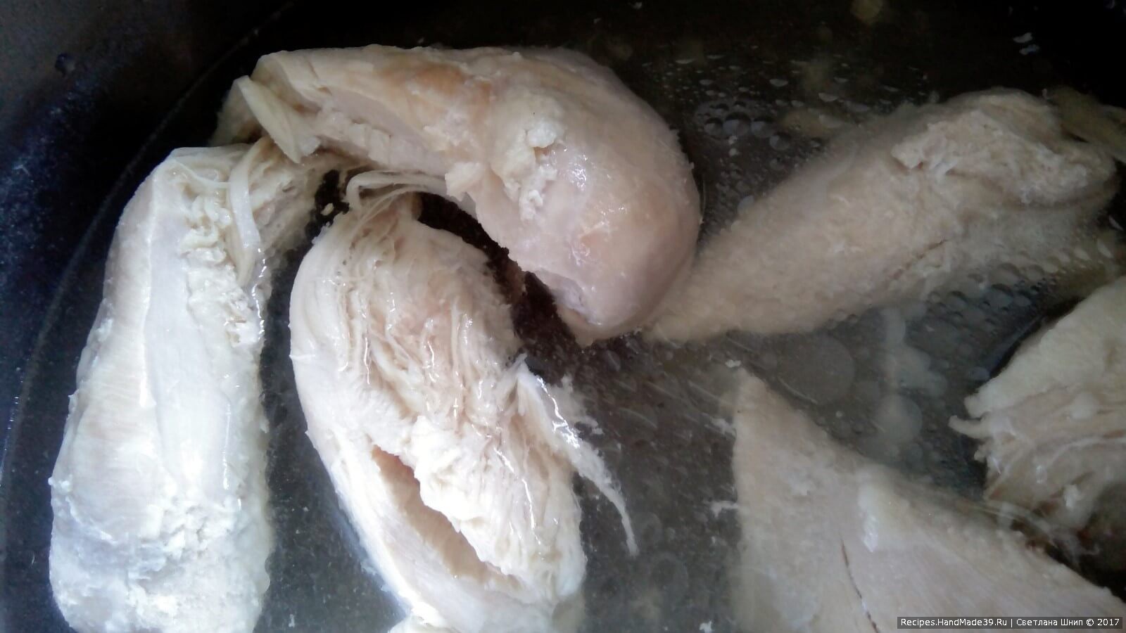 Салат «Гранатовое сердце» – фото шаг 3. Куриные грудки отварить до готовности, воду посолить