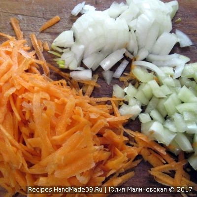 Морковь, сладкий перец и лук почистить, помыть и порезать