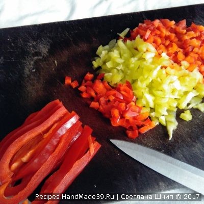 Болгарский перец зелёного и красного цвета нарезать кубиком