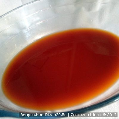 Развести 3-4 столовых ложки томатной пасты стаканом воды, добавить немного соли и сахара