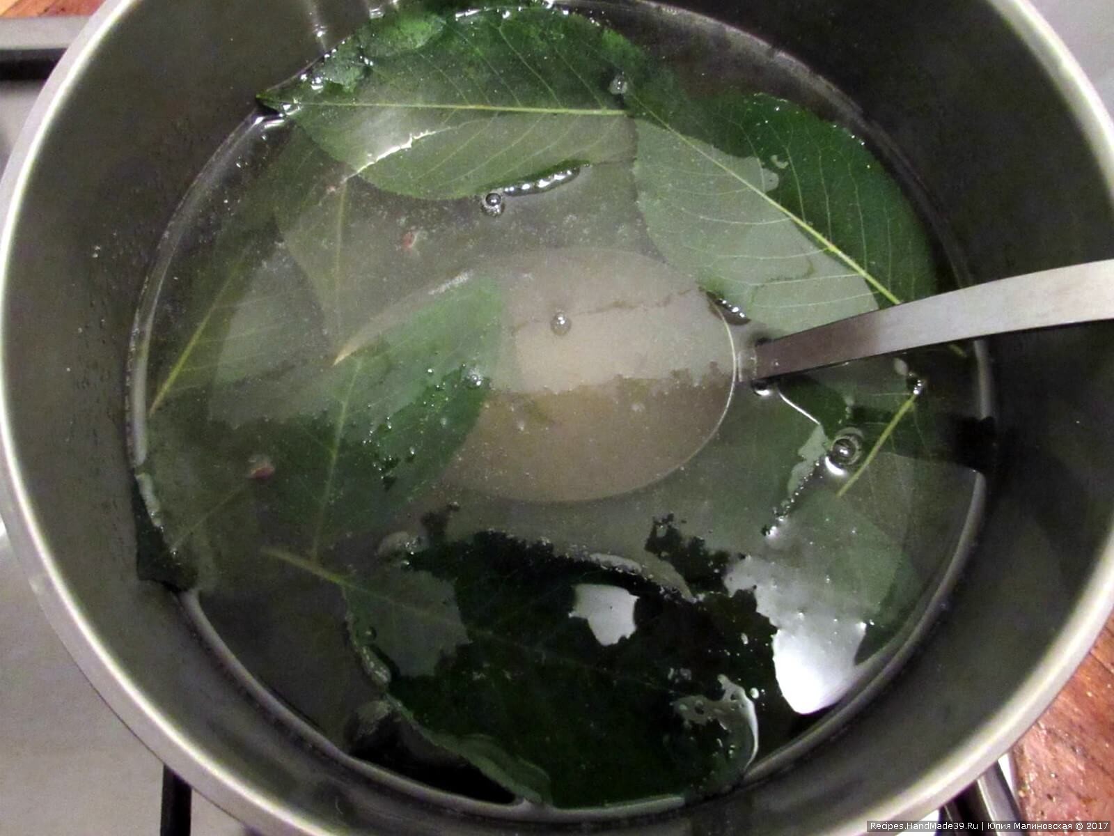 Слить воду с крыжовника в чистую посуду. 200 г настоя отлить, всыпать в него сахар и сварить сироп