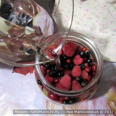 Сложить ягоды в литровую простерилизованную банку
