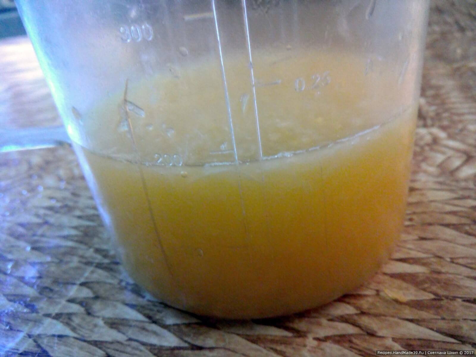 Выдавить сок из цитрусовых, это можно сделать блендером