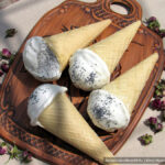Вафельный конус (рожок) с творожно-маковой начинкой и шоколадом