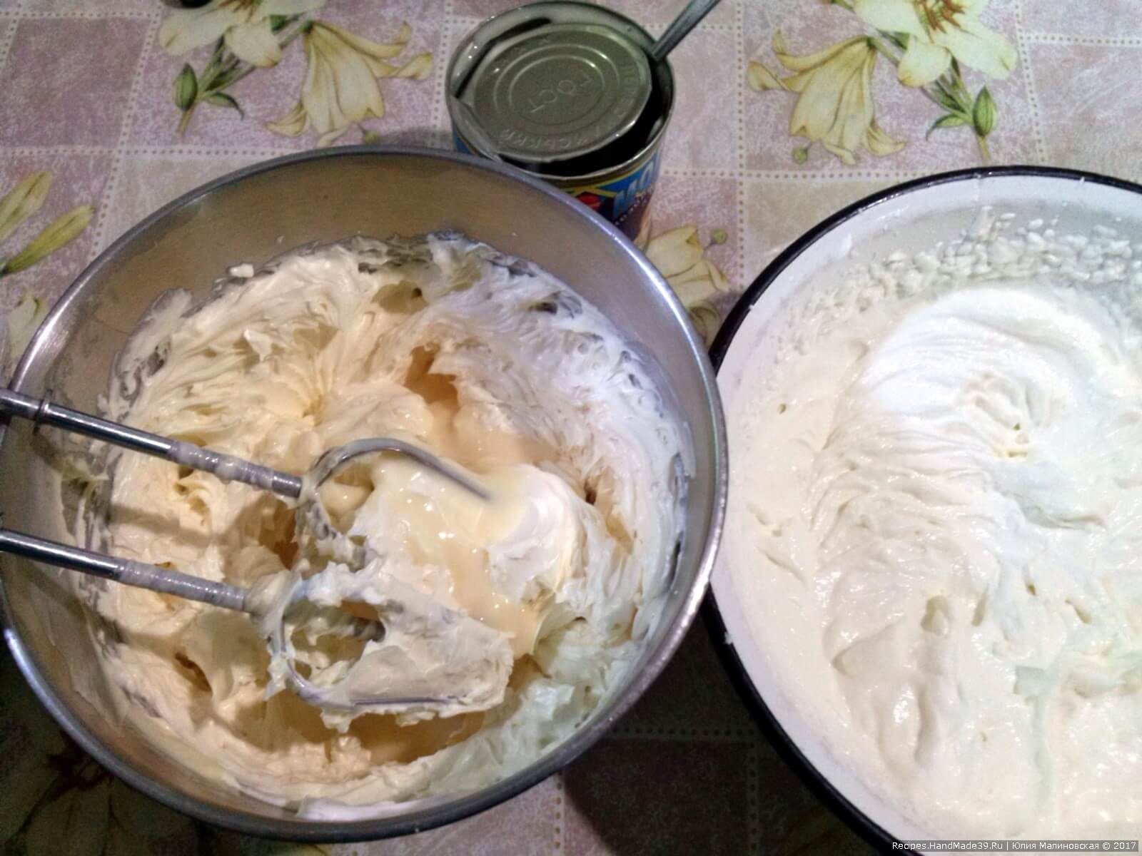 Крем для торта сметана масло сгущенка рецепт. Вкусный крем для торта. Крем из сметаны и сахара. Взбитая сметана. Взбитая сметана с сахаром.