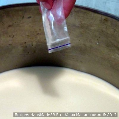 Затем перемешайте всю поверхность молока с закваской плавными движениями