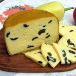 Домашний полумягкий сыр качотта с маслинами