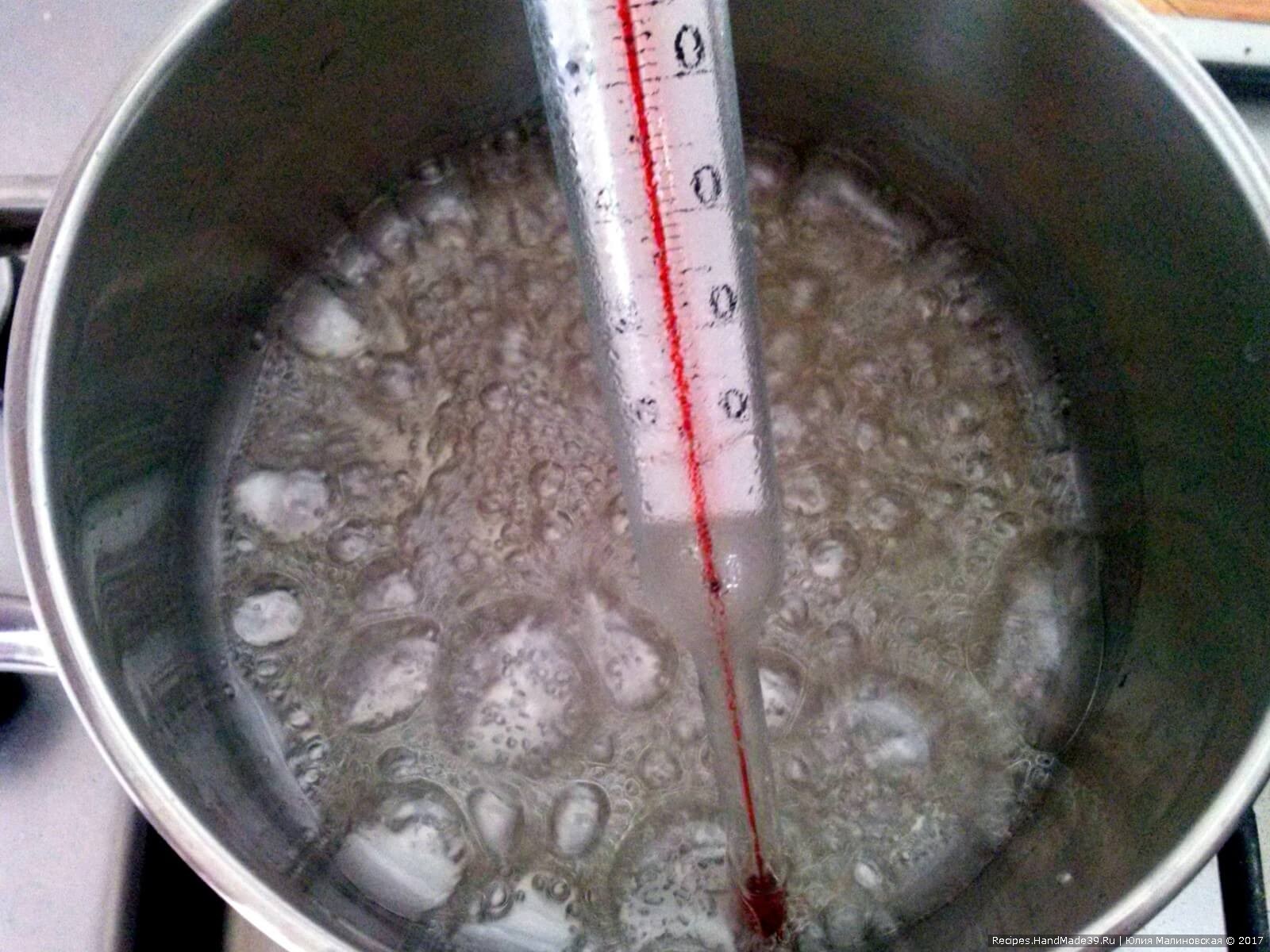 Получившуюся массу для будущего леденца варить до температуры 155 °C