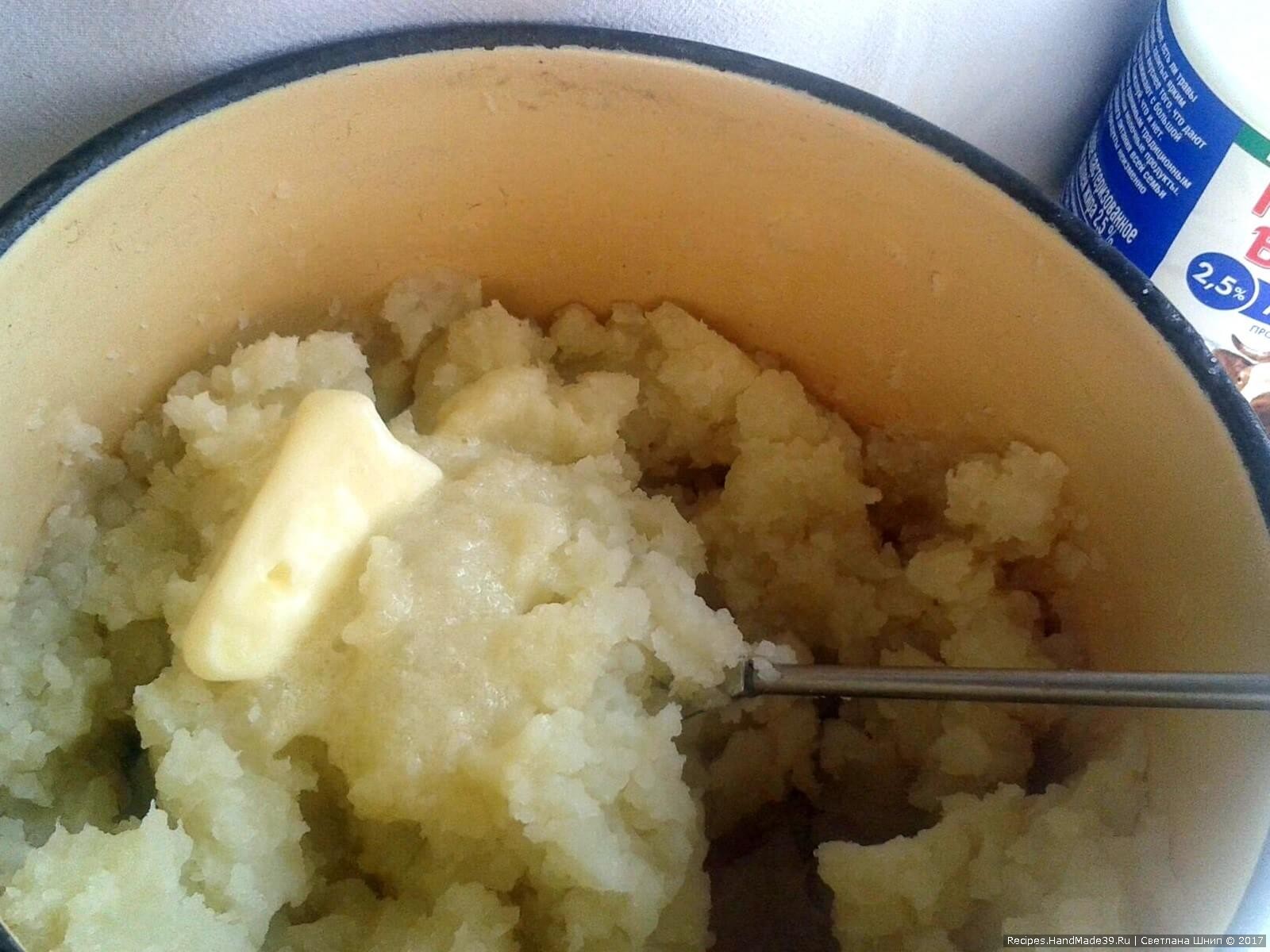 Сделать пюре, добавив сливочное масло и молоко. Консистенция должна быть как у крема для торта