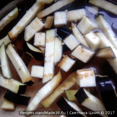 Нарезанные баклажаны сложить в миску, добавить неполную чайную ложку соли, перемешать, оставить на 10-15 минут. Так убирается лишняя горечь