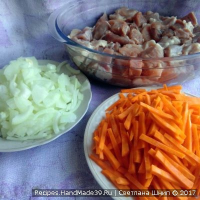 Добавить лук, морковь и сладкий перец, нарезанные соломкой