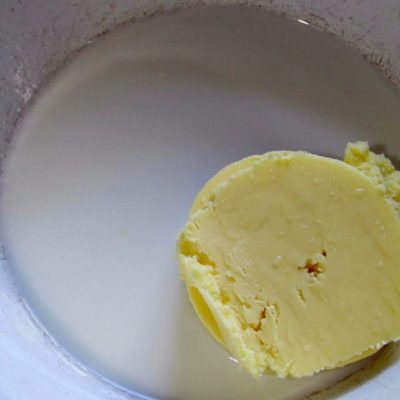 Масло растопить в миске с молоком, какао и сахаром