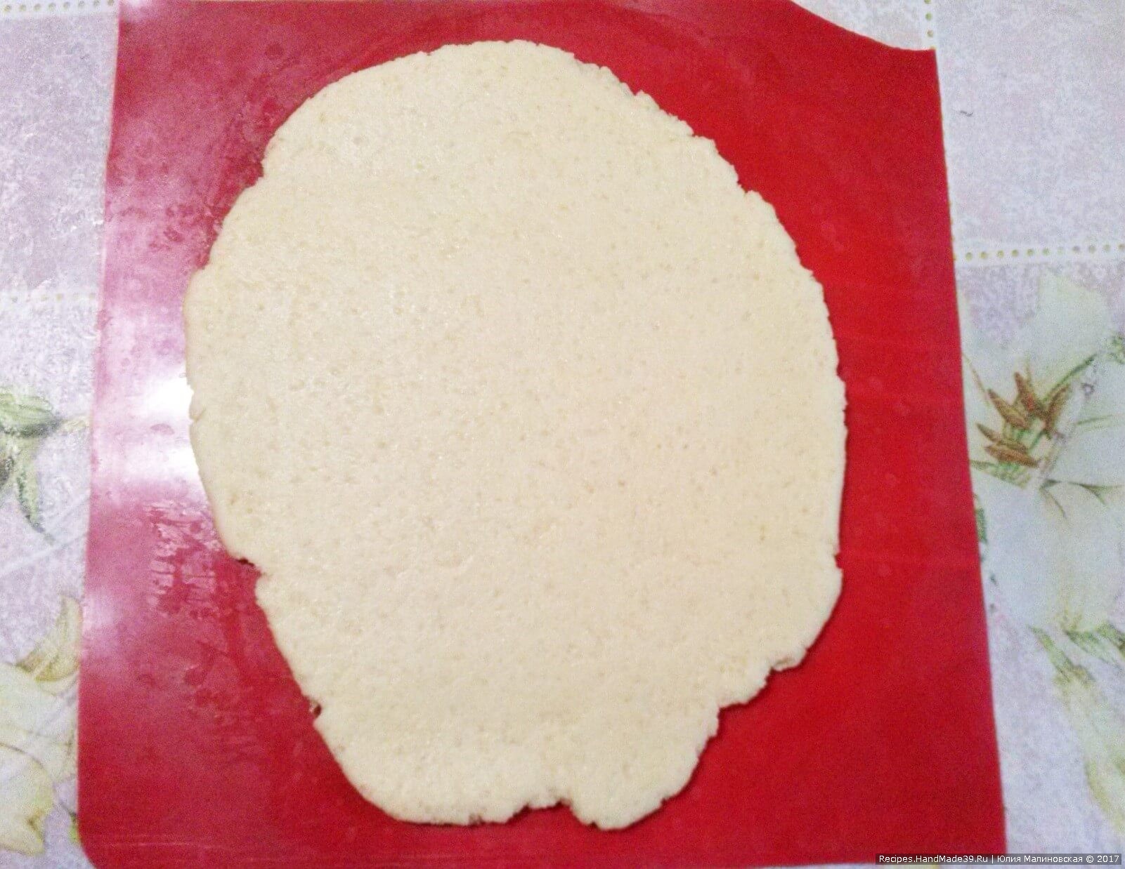 Достать тесто и раскатать его толщиной 8 мм на силиконовом коврике или пергаменте для выпечки