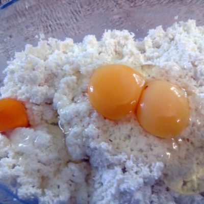 Добавить в набухшую манку ванильный сахар, щепотку соли, яйца
