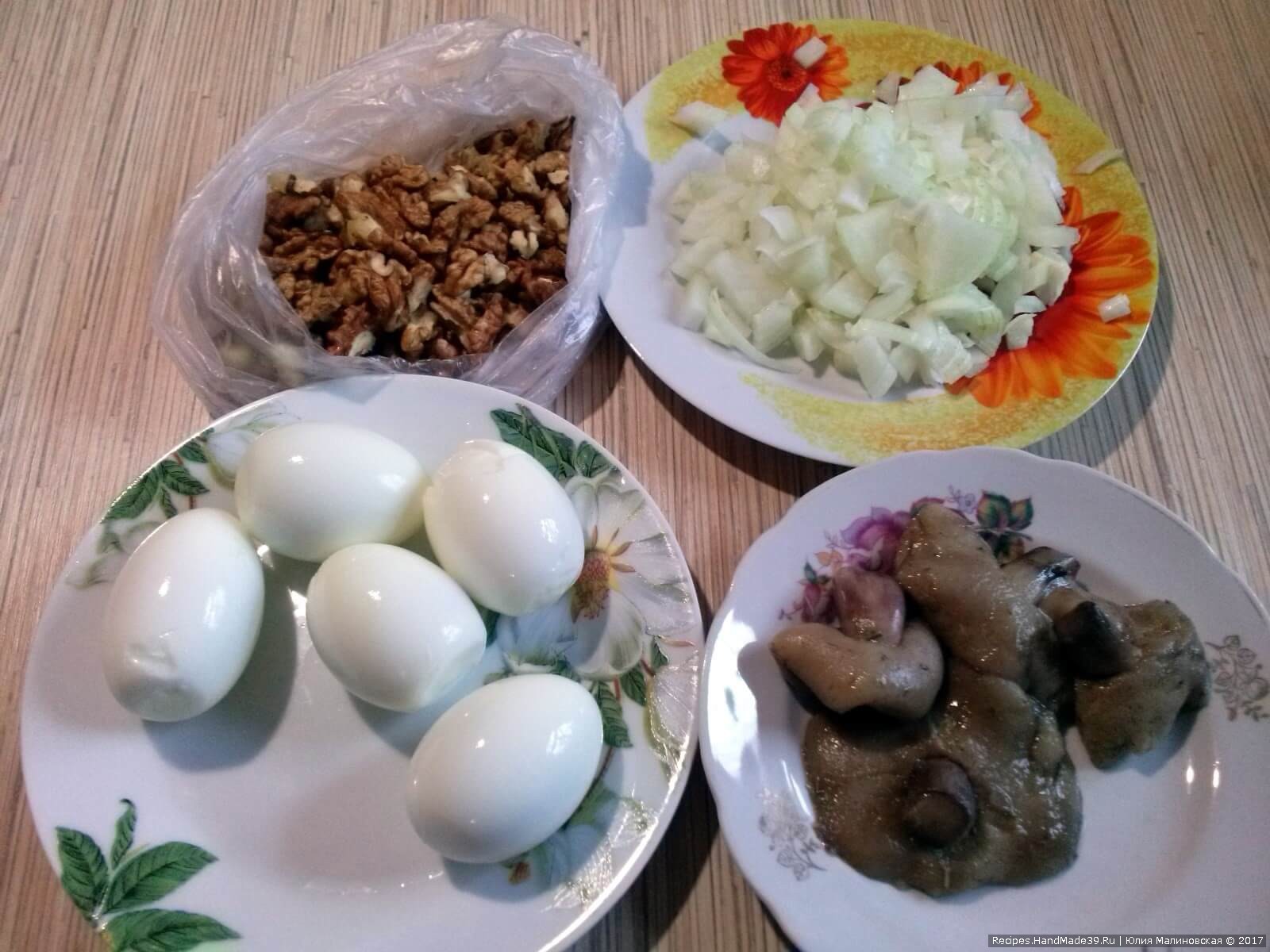 Этапы приготовления яичного паштета: яйца отварить вкрутую
