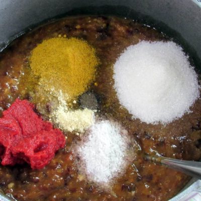 Пряный соус из слив – фото шаг 3. В казан вылить пюре слив, добавить чеснок, томатную пасту, соль, сахар и специи