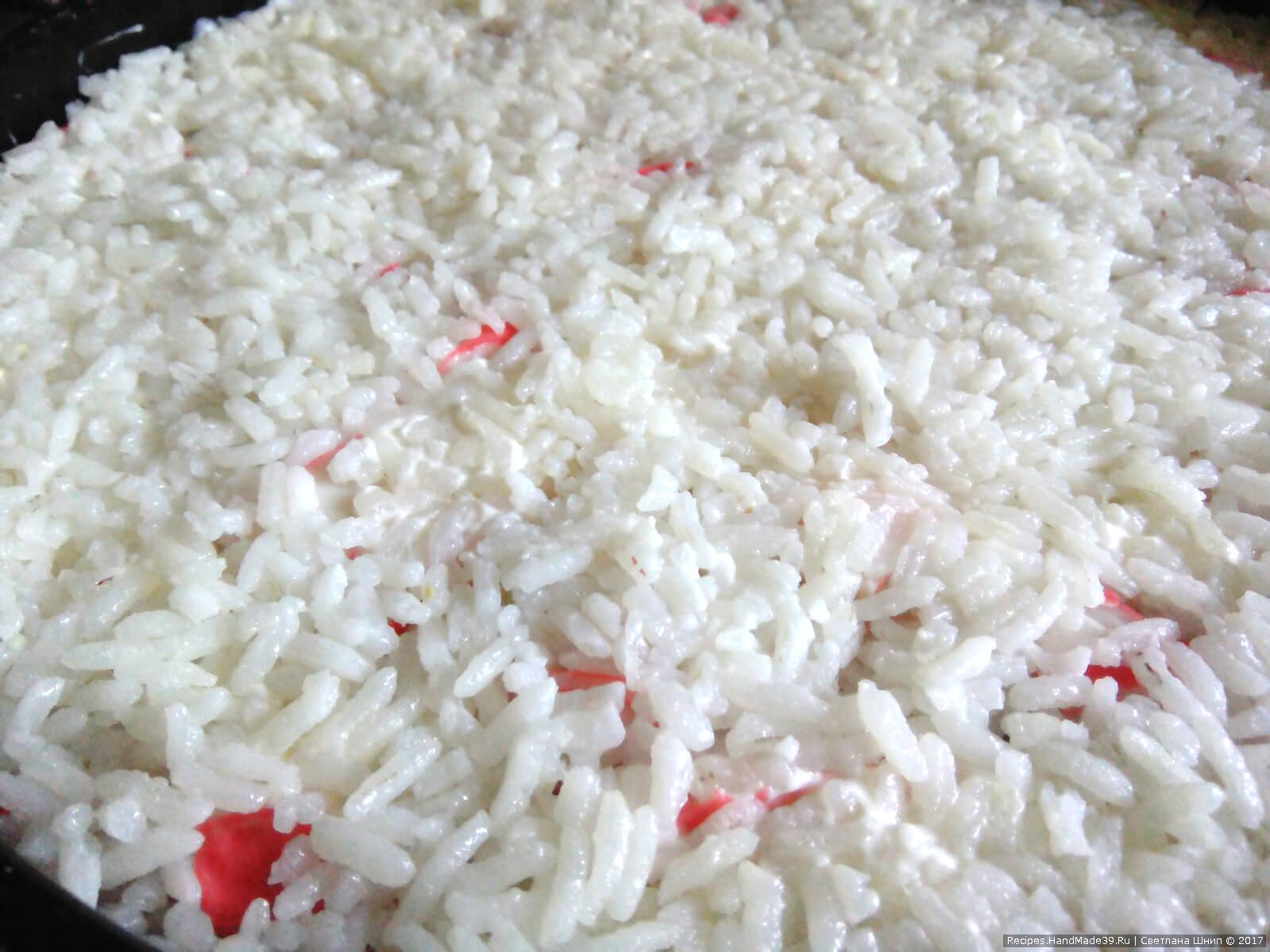 Слой 1/3 риса. После каждого слоя риса придавливать (выравнивать) всё толкушкой для картошки