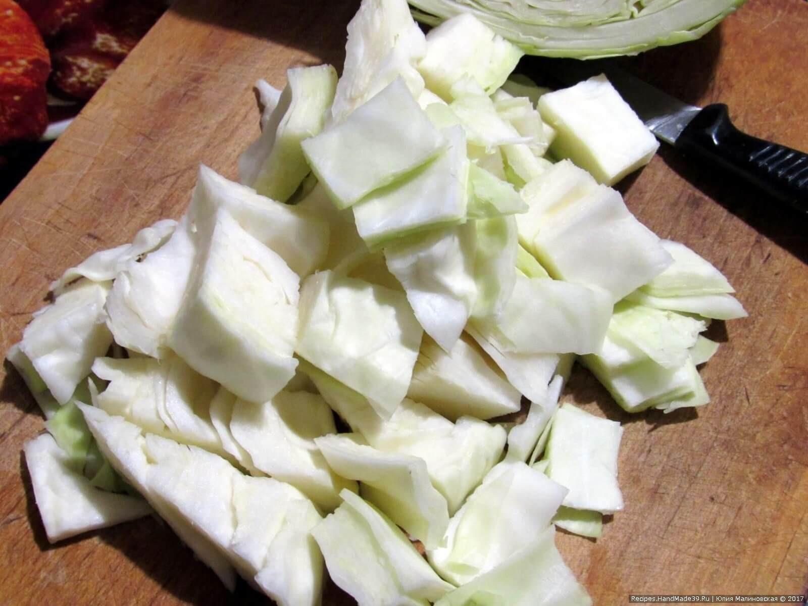 Приготовление капусты: rапусту нарезать квадратиками примерно 2 см на 2 см