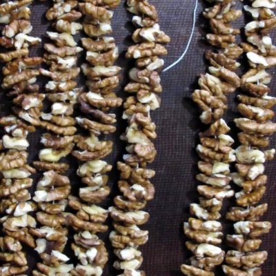 Домашняя чурчхела – фото шаг 1. Нанизанные на нить грецкие орехи