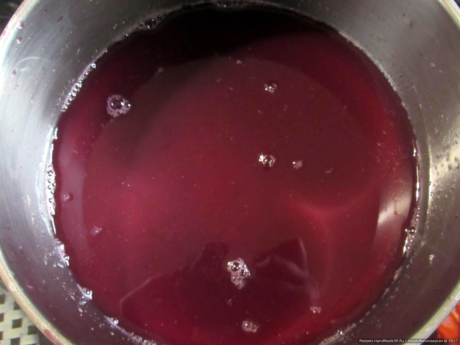 Приготовить виноградный кисель. Сок влить в кастрюлю 500 мл, довести до кипения. Отлить в миску 1 л сока