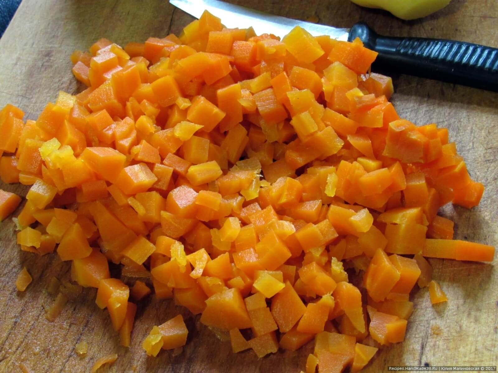 Картофель и морковь вымыть и отварить до готовности. Охладить, почистить и мелко порезать кубиками