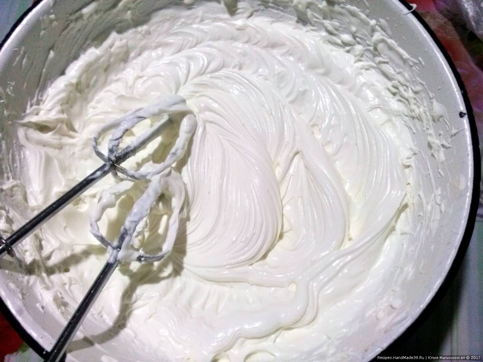 Взбить маскарпоне. Постепенно подливать сливки, добавлять сахар и продолжать взбивать до готовности крема. Сырые яичные желтки делают крем слаще, их можно добавлять по желанию