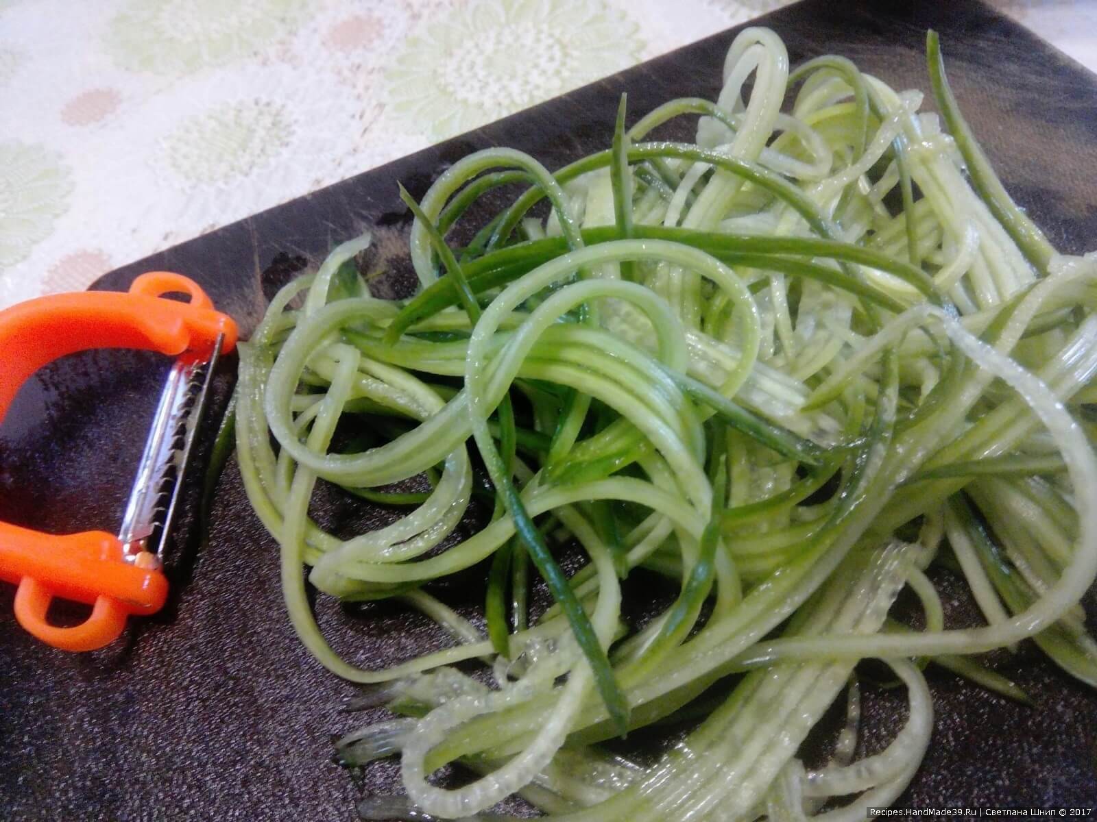Огурцы вымыть и натереть тонкой соломкой (насадка для моркови по-корейски)