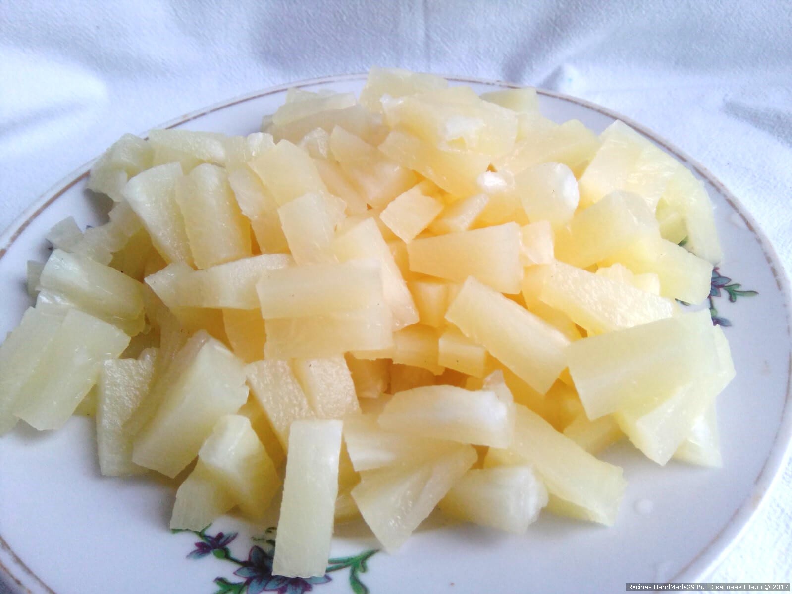 Салат «Шишки» с ананасами и курицей – фото шаг 4. Из банки с консервированными ананасами слить ананасовый сок