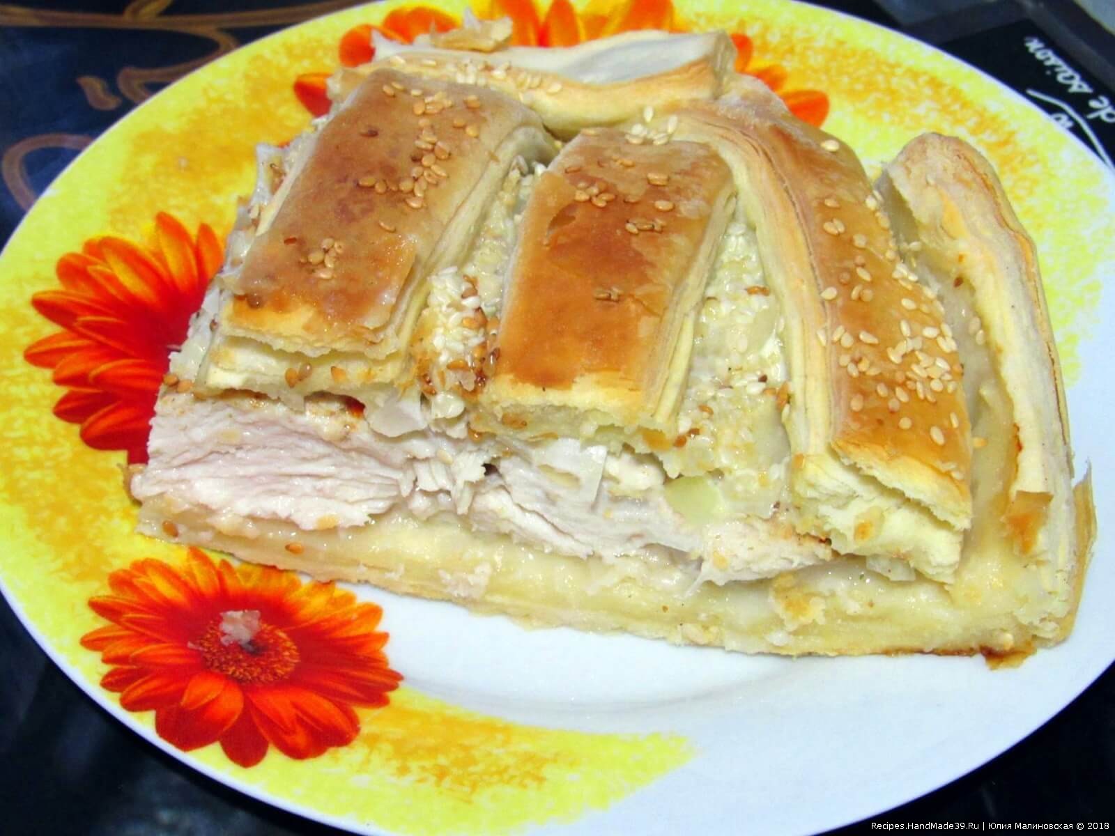 Пирог с курицей и маринованным луком