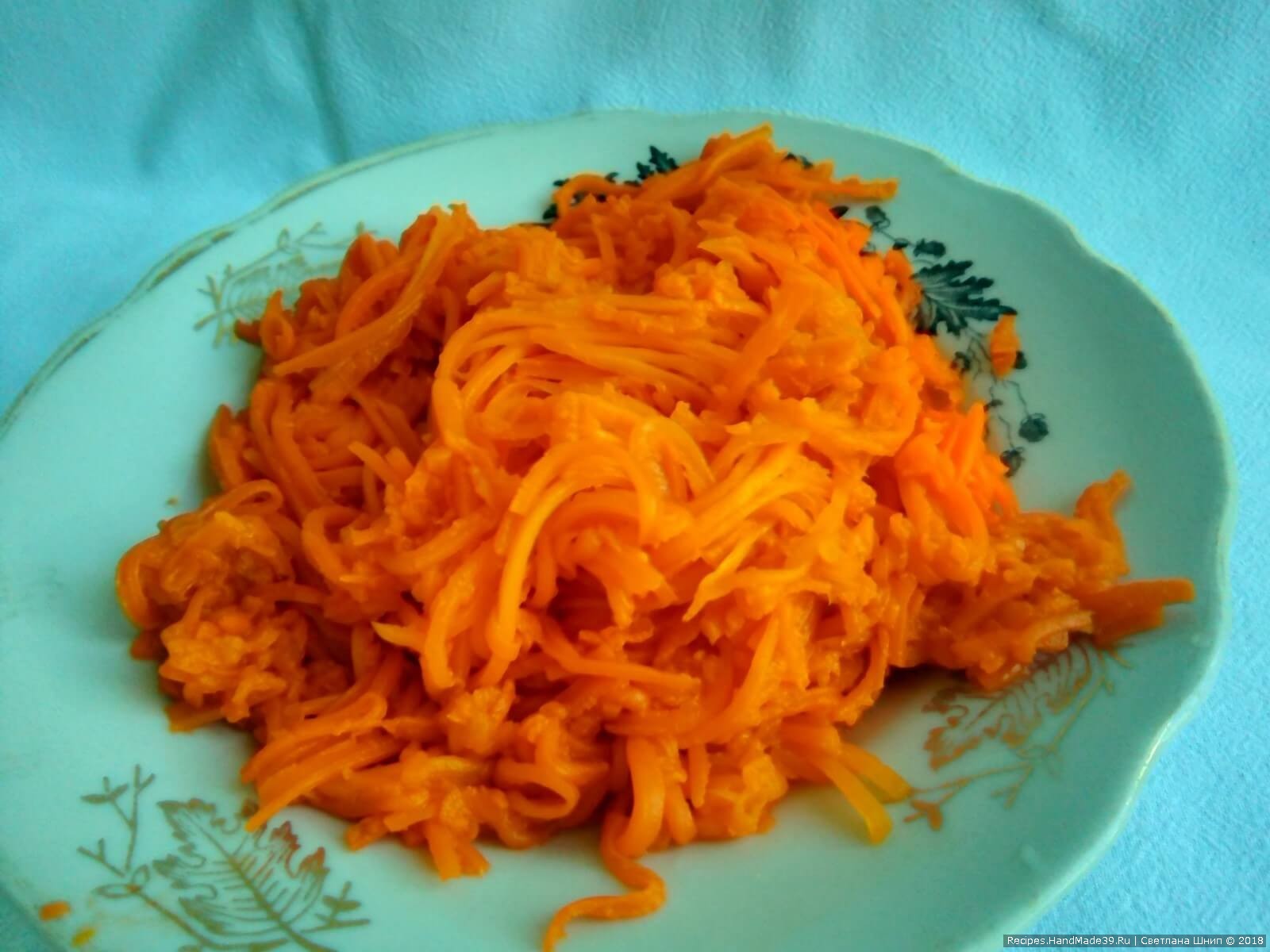 Морковь почистить и натереть на крупную тёрку