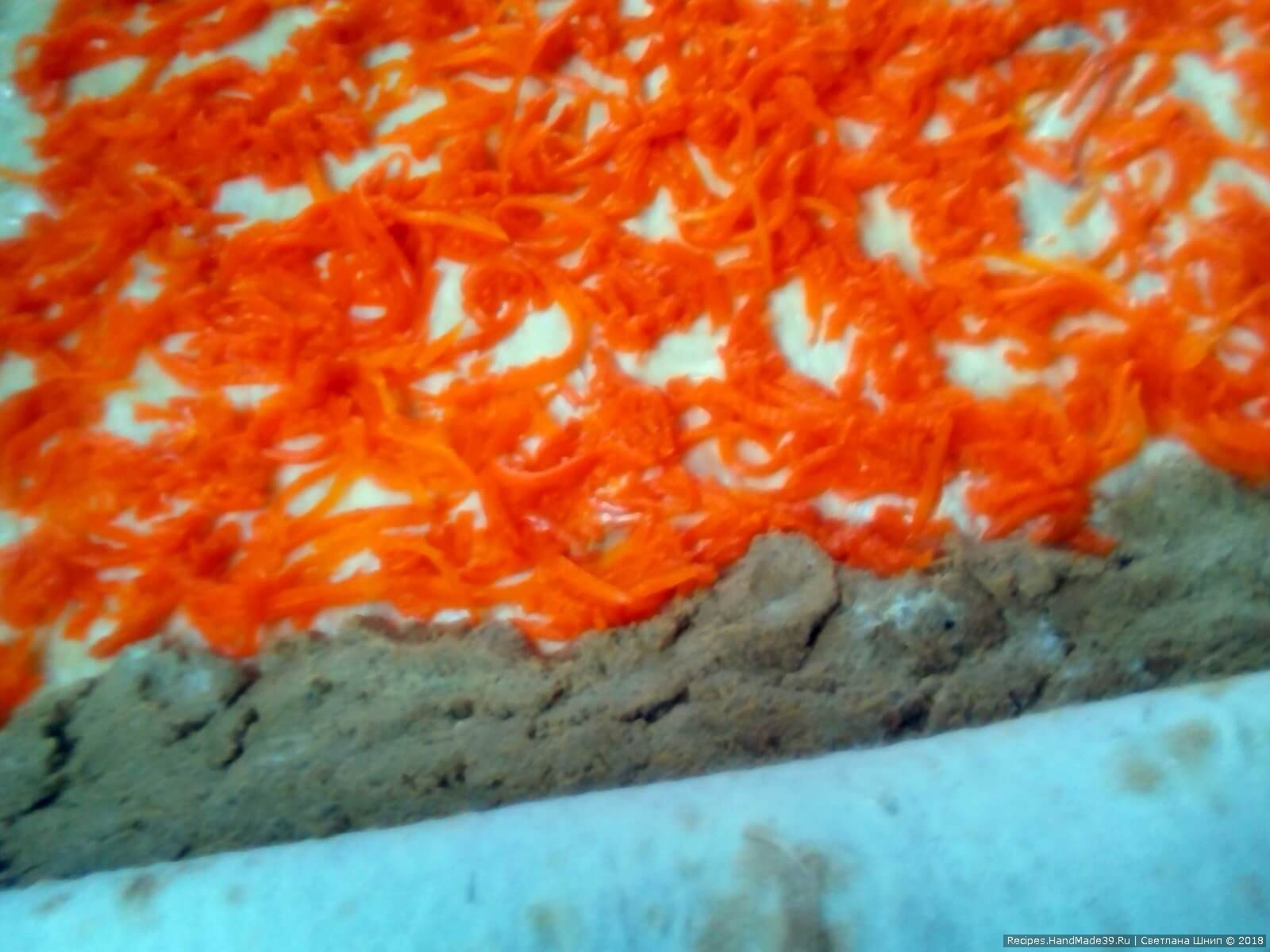 Тёртую варёную морковь выложить так, чтобы получился один оборот при скручивании рулета