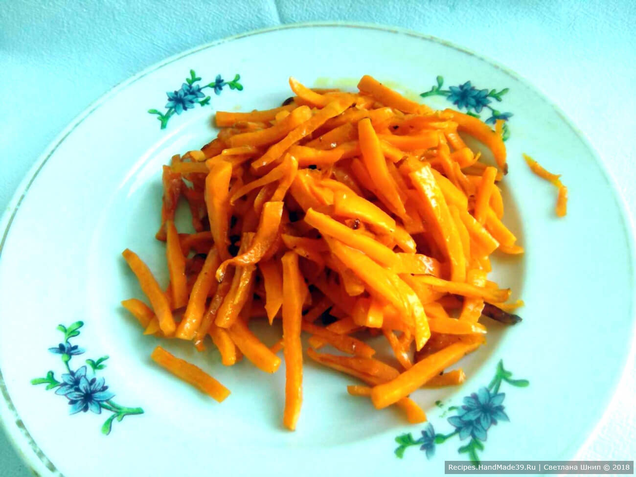 Морковь очистить и порезать соломкой, затем пассеровать на растительном масле