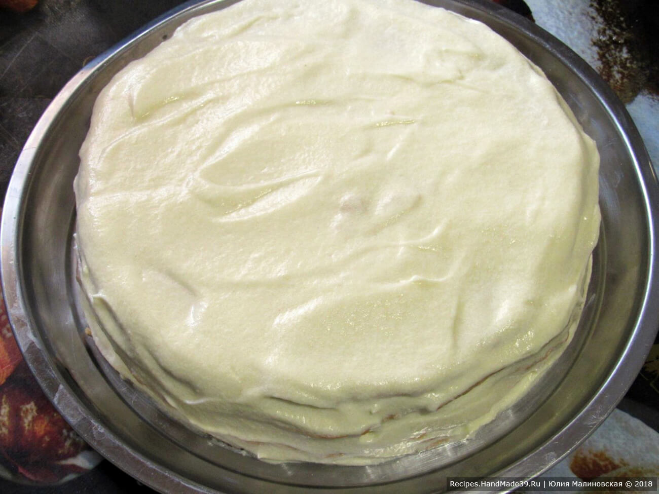 Остатками крема обмазать торт со всех сторон