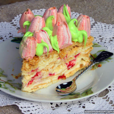 Торт «Наполеон» с кремом Пломбир и клубникой – пошаговый рецепт с фото