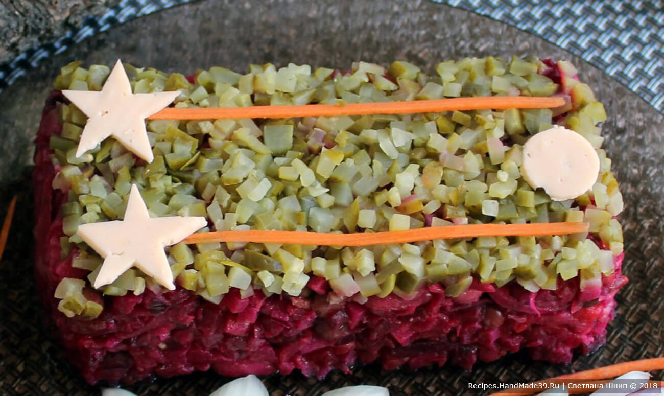 Винегрет с сельдереем – фото шаг 9. Выложить сверху звёздочки, вырезанные из сыра, и полоски из варёной моркови