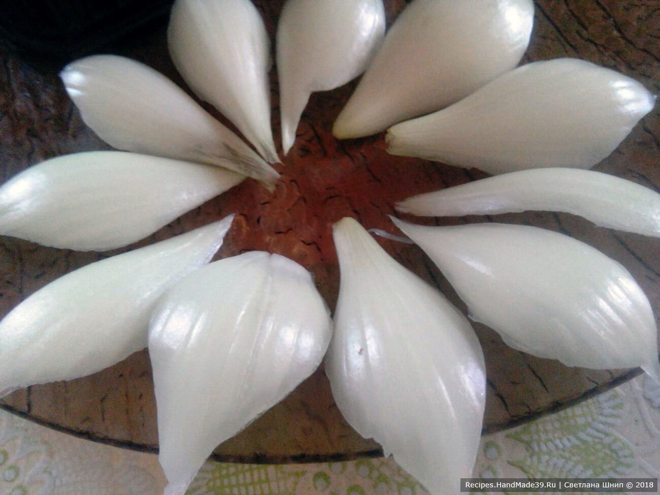 Винегрет с сельдереем – фото шаг 10. Рядом можно выложить цветы из красного лука