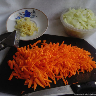 Морковь почистить и порезать соломкой