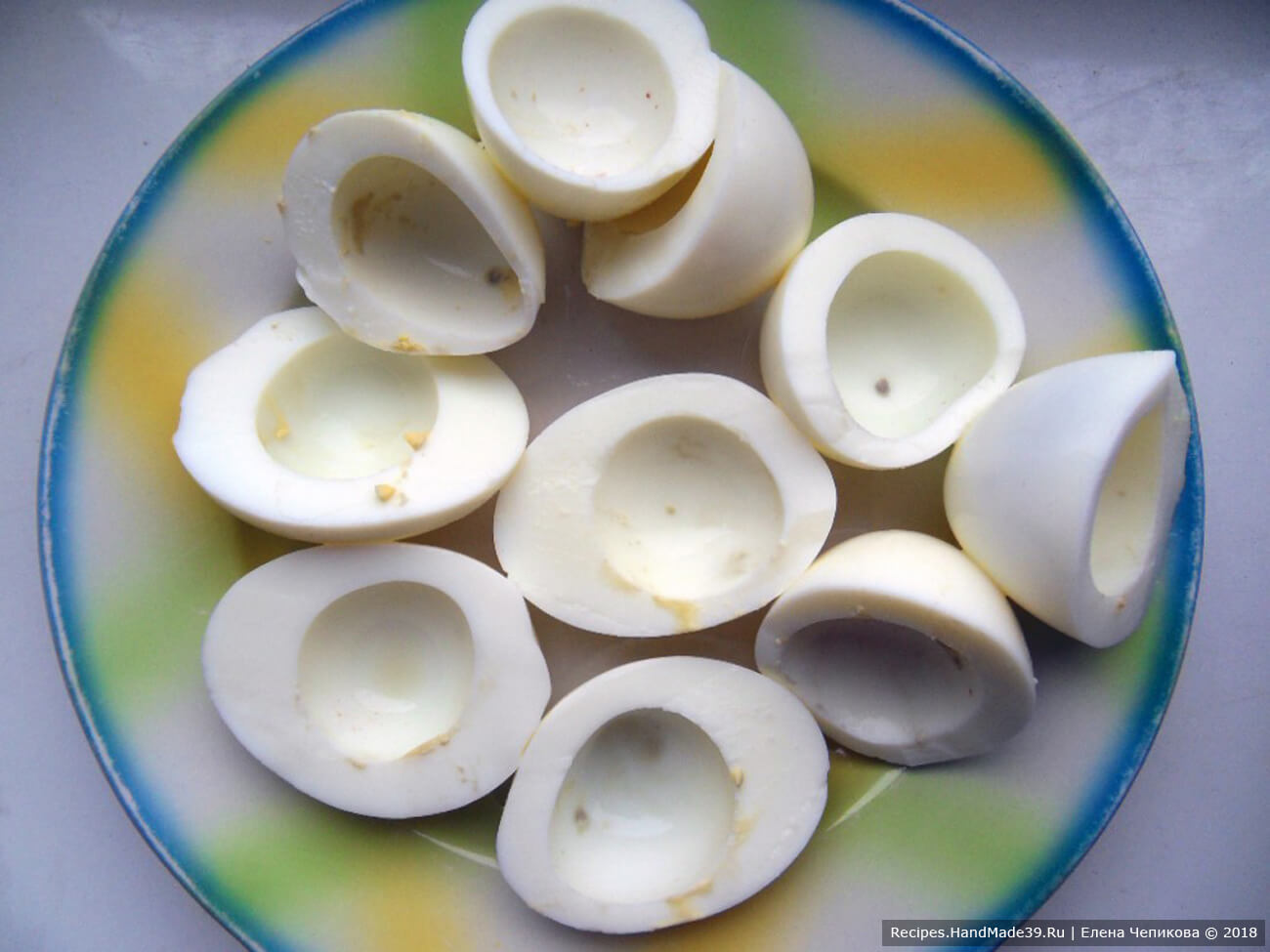 Яйца сварить вкрутую. Остудить. Очистить. Каждое яйцо разрезать вдоль или поперёк (как хотите). Вынуть желток