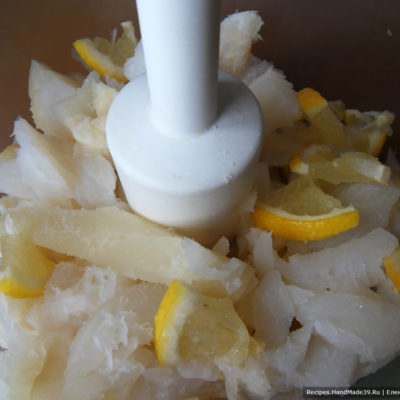 В рыбное филе добавить 2 нарезанных ломтика лимона, 1 яйцо