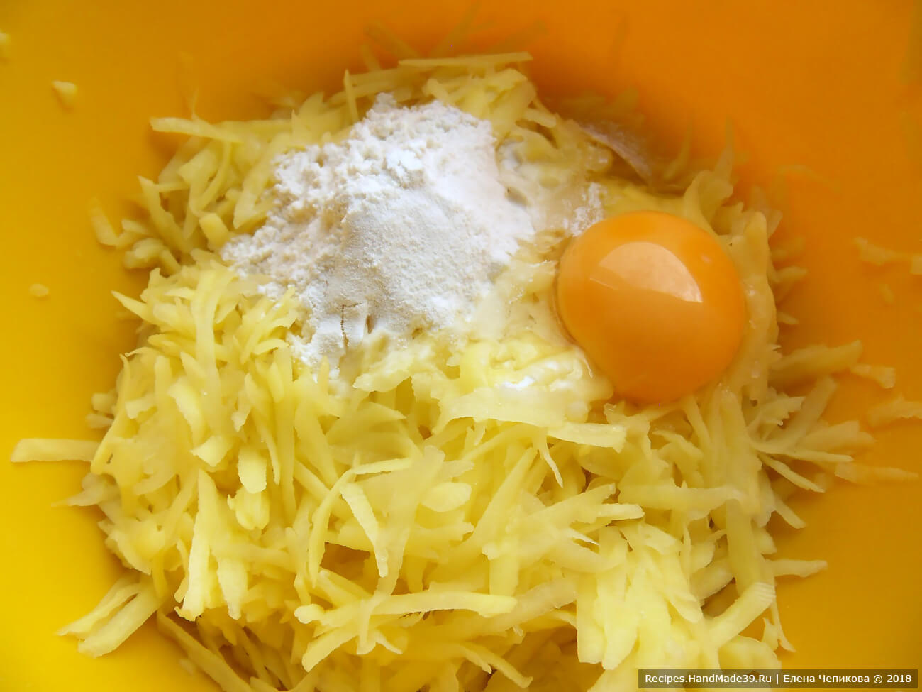 Картофель очистить и натереть на крупной тёрке. Добавить 1 яйцо, муку, соль, перец. Перемешать.