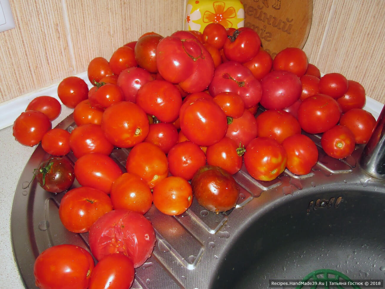 Настоящий томатный сок в банках – фото шаг 1. Для приготовления сока лучше брать спелые, я б даже сказала – переспевшие плоды
