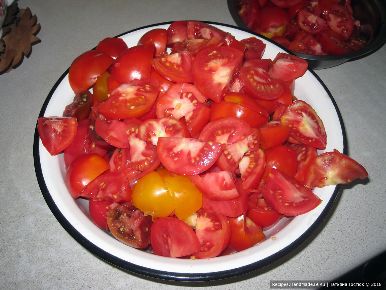 Настоящий томатный сок в банках – фото шаг 2. Удаляем с помидоров возможные изъяны и хвостики, разрезаем плоды на кусочки произвольного размера