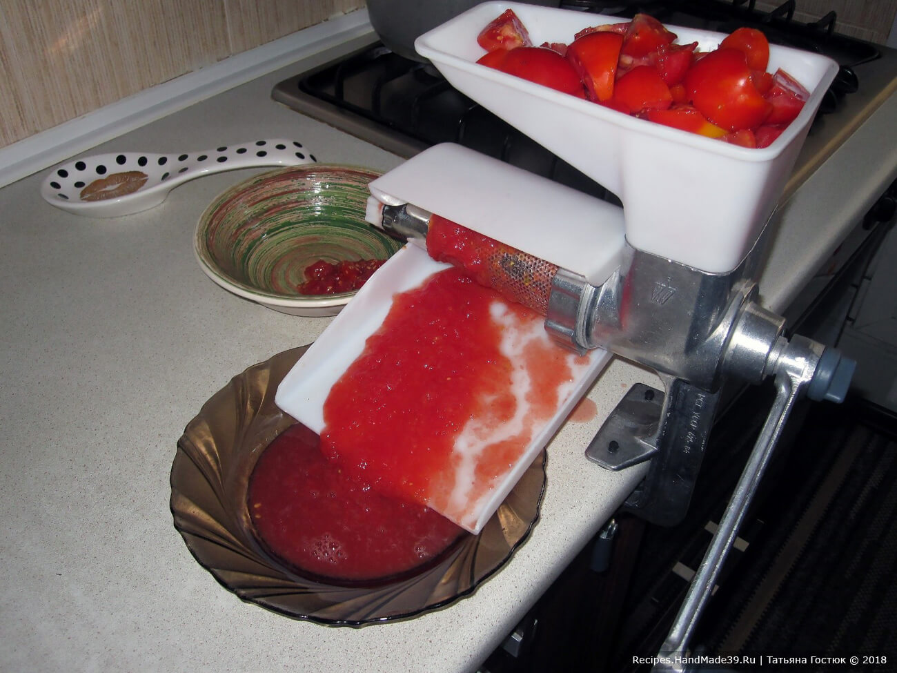 Настоящий томатный сок в банках – фото шаг 3. С помощью вот такого девайса выдавливаем из помидоров сок